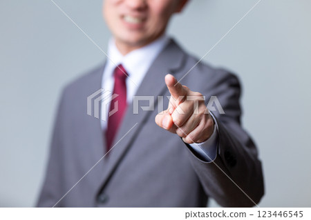 一個穿著西裝的中年男子正在欺負或抱怨 一個穿著西裝的中年男子正在欺負或抱怨 123446545