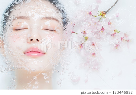 女人的臉和櫻花象徵春天的保濕護理 123446852