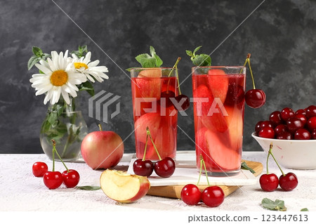 Autumn vitamin mulled wine with apple slices and mint.Apple cider, juice or fruit drink in a glass on a sunny table, Diet and weight loss concept. Apples help cleanse the body and reduce 123447613