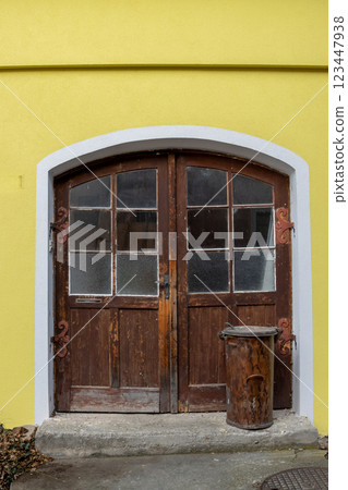 Gate of a yellow house, Hluboka nad Vltavou, Czechia 123447938
