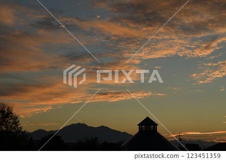 北杜市白州町的晨雲和白州道之站的三角形屋頂 北杜市白州町的晨雲和白州道之站的三角形屋頂 123451359