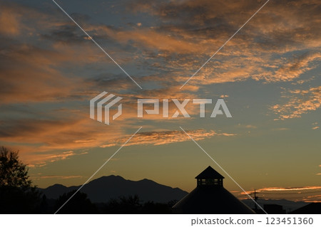 北杜市白州町的晨雲和白州道之站的三角形屋頂 123451360