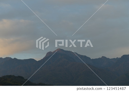 Hakushu Town, Hokuto City, Kaikoma in late autumn as the morning sun shines on the horizon Hakushu Town, Hokuto City, Kaikoma in late autumn as the morning sun shines on the horizon 123451487