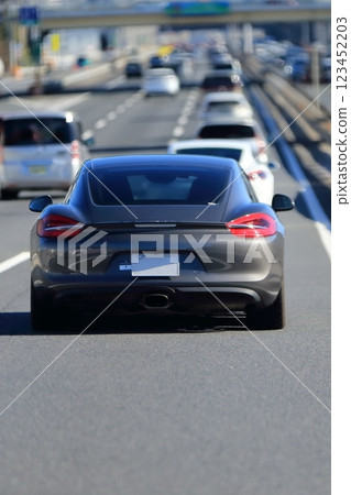 高速公路上行駛的跑車 123452203