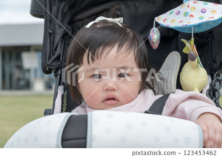 [路邊車站嬰兒車內的嬰兒] 123453462