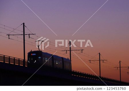 宇都宮市：冬季黎明穿越鬼怒川的輕軌（新一代路面電車） 123453760