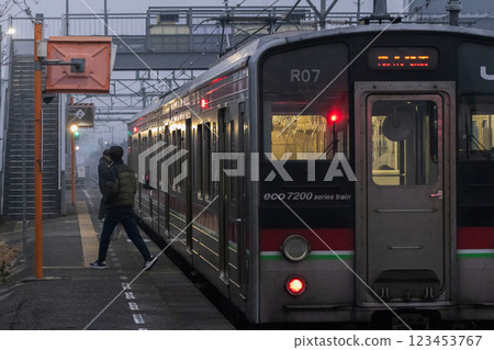 霧中空無一人的車站 123453767