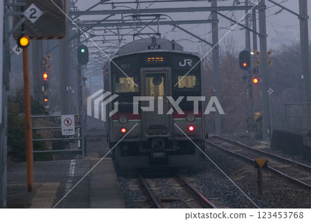 霧中空無一人的車站 123453768