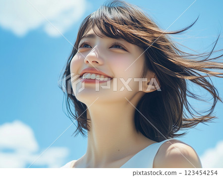 藍天和一位留著短髮的女士 123454254