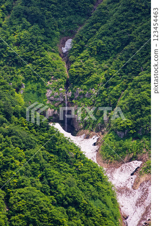 Fresh green Nunobiki Falls seen from the Edeshi Ridge on Mount Sumon Fresh green Nunobiki Falls seen from the Edeshi Ridge on Mount Sumon 123454463