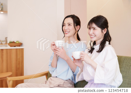 中年婦女外出度過女孩之夜 中年婦女外出度過女孩之夜 123454718