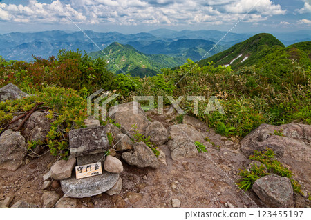 初夏時節從昭門山頂望去的只看山脈 123455197