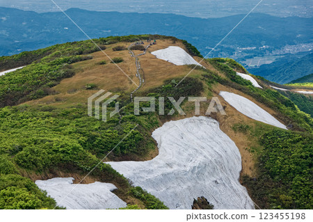 初夏時節從森本山頂遠眺清雲山和長岡市容 123455198
