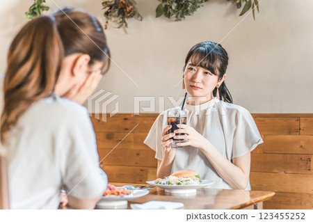 亞洲年輕女性在咖啡館吃午飯，交朋友諮詢問題 123455252