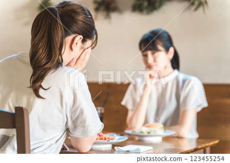 亞洲年輕女性在咖啡館吃午飯，交朋友諮詢問題 123455254