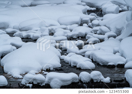 Snow-covered river Snow caps on stones a-1 Snow-covered river Snow caps on stones a-1 123455300