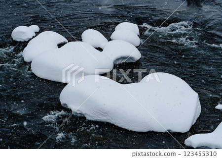白雪覆蓋的河流 石頭上的雪蓋 d-2 低飽和度，高對比度 123455310