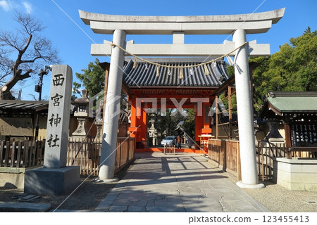 西宮神社位於兵庫縣西宮市,是日本惠比壽神社的總社,其主神為重要文化遺產表大門 西宮神社位於兵庫縣西宮市,是日本惠比壽神社的總社,其主神為重要文化遺產表大門 123455413