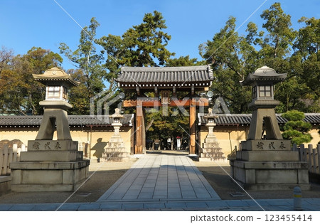 位於兵庫縣西宮市的西宮神社,是日本全國惠比壽神社的總社:南門全景 位於兵庫縣西宮市的西宮神社,是日本全國惠比壽神社的總社:南門全景 123455414