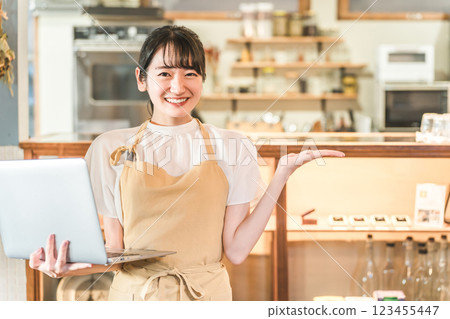 Female staff working in cafes and restaurants (online shopping, online sales, mail order sales) 123455447