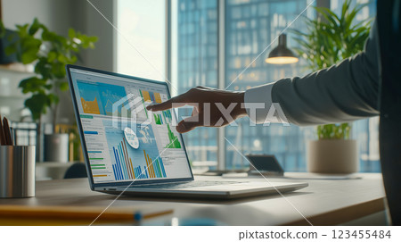 商人觸摸筆記型電腦的螢幕 商人觸摸筆記型電腦的螢幕 123455484