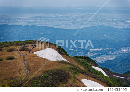 初夏時節從森本山頂遠眺清雲山和長岡市容 123455495