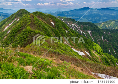 初夏從森本山頂眺望烏帽山和淺草山 123455500