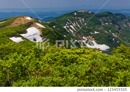 初夏時節,從森本山頂望去,清雲山和新潟方向的山脈盡收眼底 初夏時節,從森本山頂望去,清雲山和新潟方向的山脈盡收眼底 123455505
