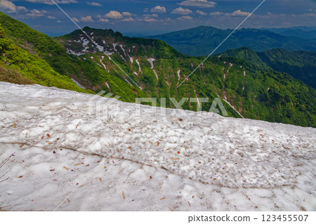Mount Eboshi and Mount Asakusa seen from the ridgeline of Mount Sumon in early summer 123455507