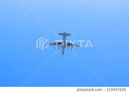 The majestic figure of a US military aircraft flying in the blue sky The majestic figure of a US military aircraft flying in the blue sky 123455526
