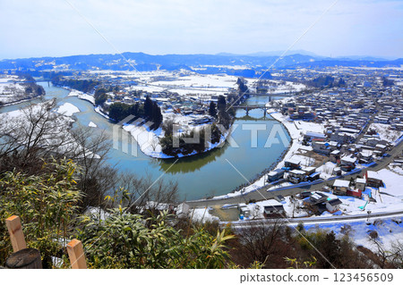 從立山公園的觀景台俯瞰大江町的冬季風景 123456509