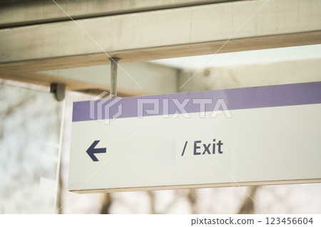 Sign pointing left toward exit in a public space 123456604