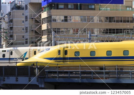 Doctor Yellow running through the city center - Shinkansen electric track comprehensive test car 123457005