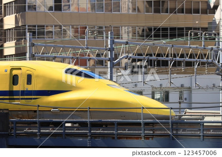 黃博士新幹線電動軌道綜合試驗車在市中心運行 黃博士新幹線電動軌道綜合試驗車在市中心運行 123457006