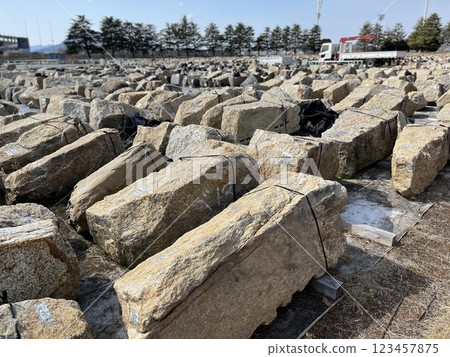 因颱風而倒塌的石牆已被編號並保存起來以便重建。 123457875