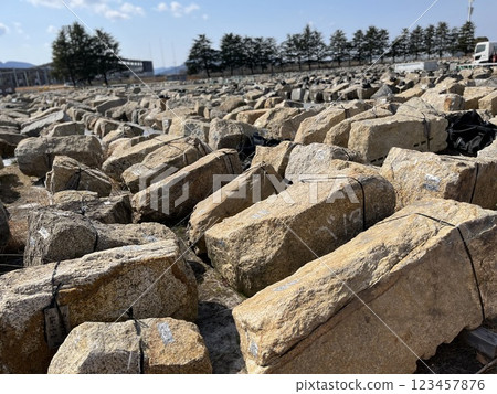 因颱風而倒塌的石牆已被編號並保存起來以便重建。 因颱風而倒塌的石牆已被編號並保存起來以便重建。 123457876