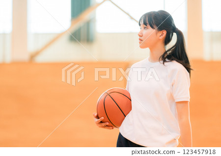 Female junior high school students and high school students wearing gym clothes holding basketballs in a gymnasium 123457918