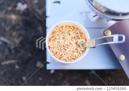 用在露營地煮沸的熱水製成的杯子拉麵 用在露營地煮沸的熱水製成的杯子拉麵 123458268