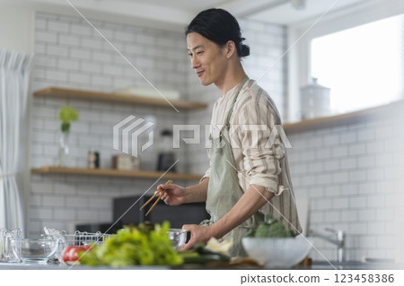 一名 40 多歲男子正在做飯,個人資料 一名 40 多歲男子正在做飯,個人資料 123458386