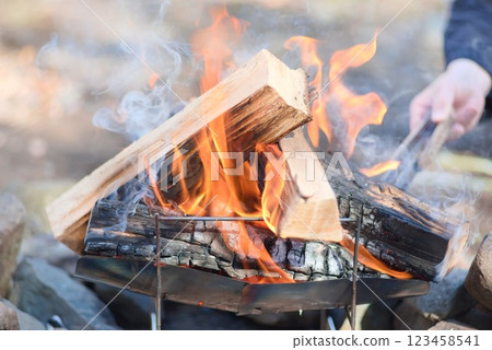 營地裡燒炭——營火場景—— 123458541