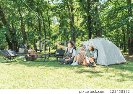 一個親密的家庭在公園和露營地享受日間露營、露營和燒烤。 123458552