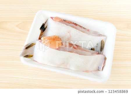 食物托盤中的黑比目魚 123458869