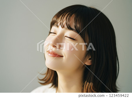 一位年輕女子在柔和的陽光下微笑(人工智慧生成的圖像) 一位年輕女子在柔和的陽光下微笑(人工智慧生成的圖像) 123459422