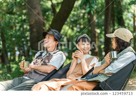Parents and children/families chairing in parks and campsites 123459713