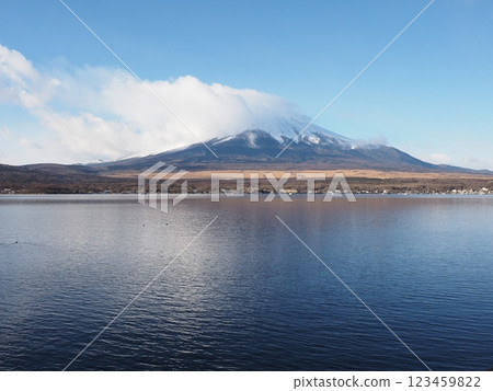 從山中湖看到的晴朗的冬天天空和富士山 123459822