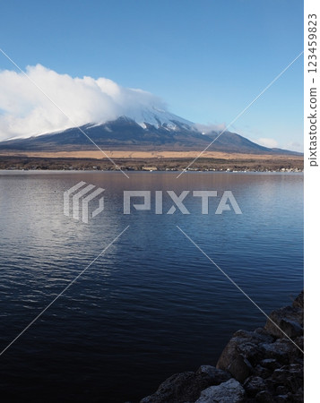從山中湖看到的晴朗的冬天天空和富士山 123459823