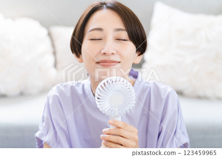 使用手扇的年輕女子 — 生活方式形象 123459965