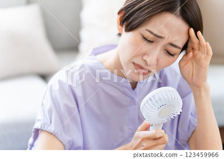 使用手扇的年輕女子 — 生活方式形象 123459966