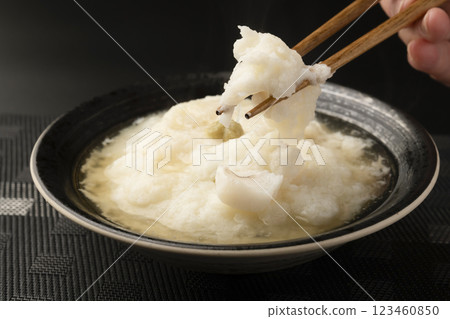 用筷子夾起熱氣騰騰的蘿蔔菜 123460850