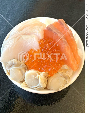 Mini seafood bowl Mini seafood bowl Salmon roe, salmon, flounder, scallop 123461092